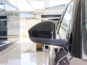 2017P380 SE R-DYNAMIC ^