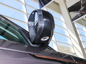 2017P380 SE R-DYNAMIC ^