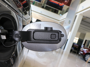 2017P380 SE R-DYNAMIC ^