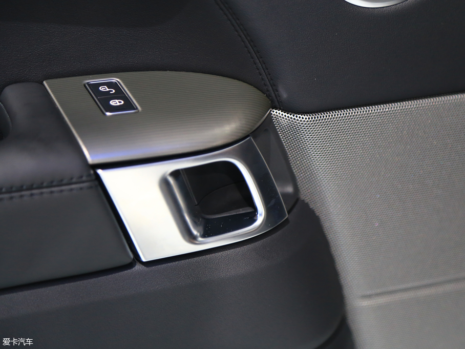 2018\Դ PHEV P400e