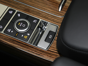 2018款3.0 V6 SC Vogue SE 创世加长版 驻车制动器