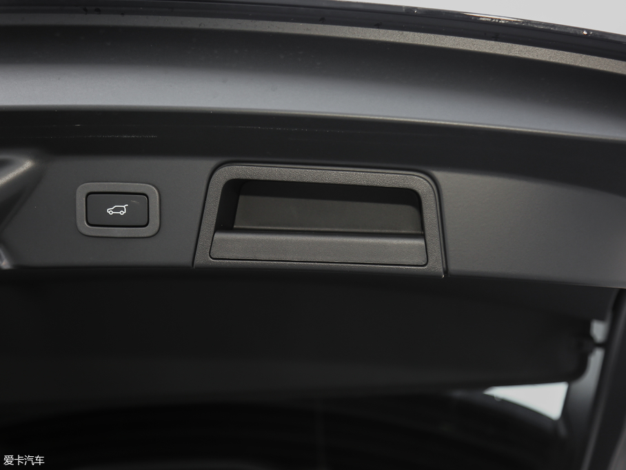 2018} P380 R-DYNAMIC S