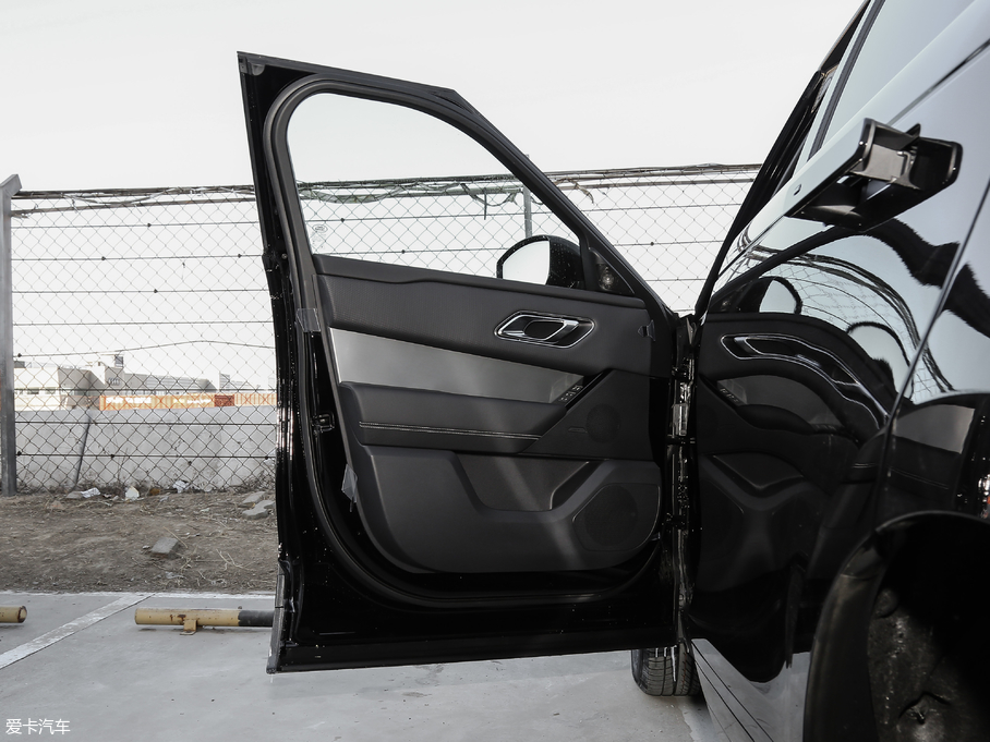 2018} P380 R-DYNAMIC S