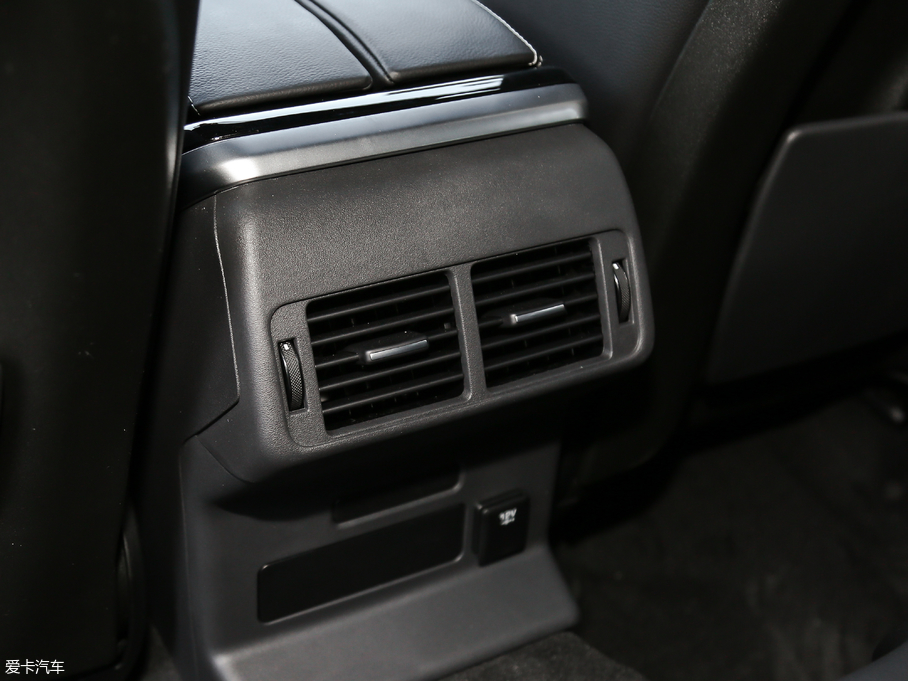 2018} P380 R-DYNAMIC S