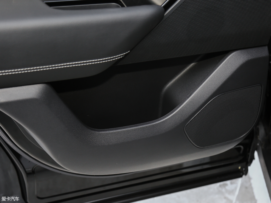 2018} P380 R-DYNAMIC S