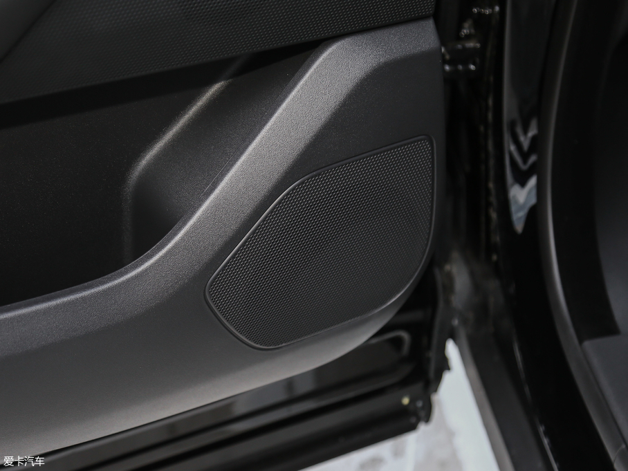 2018} P380 R-DYNAMIC S