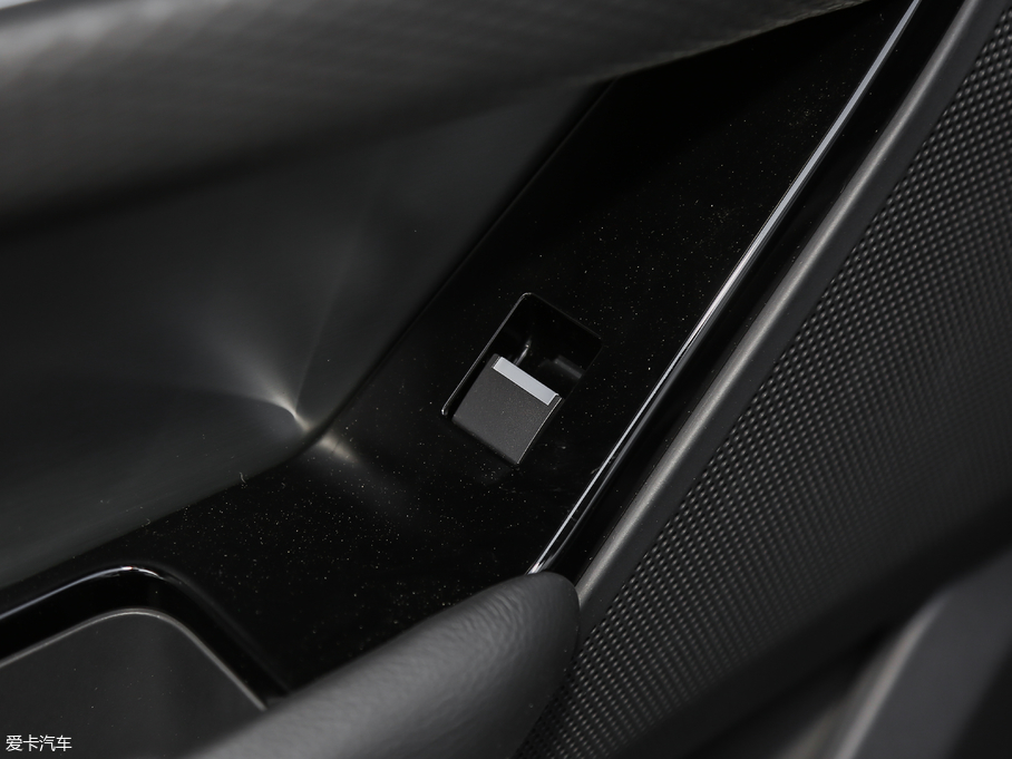 2018} P380 R-DYNAMIC S