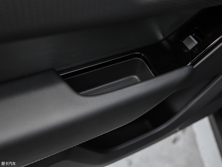 2018} P380 R-DYNAMIC S