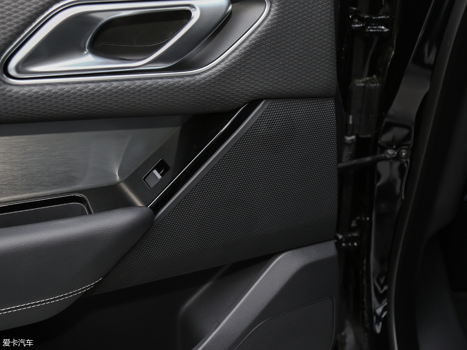 2018} P380 R-DYNAMIC S