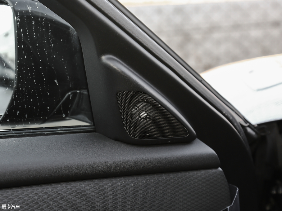 2018} P380 R-DYNAMIC S