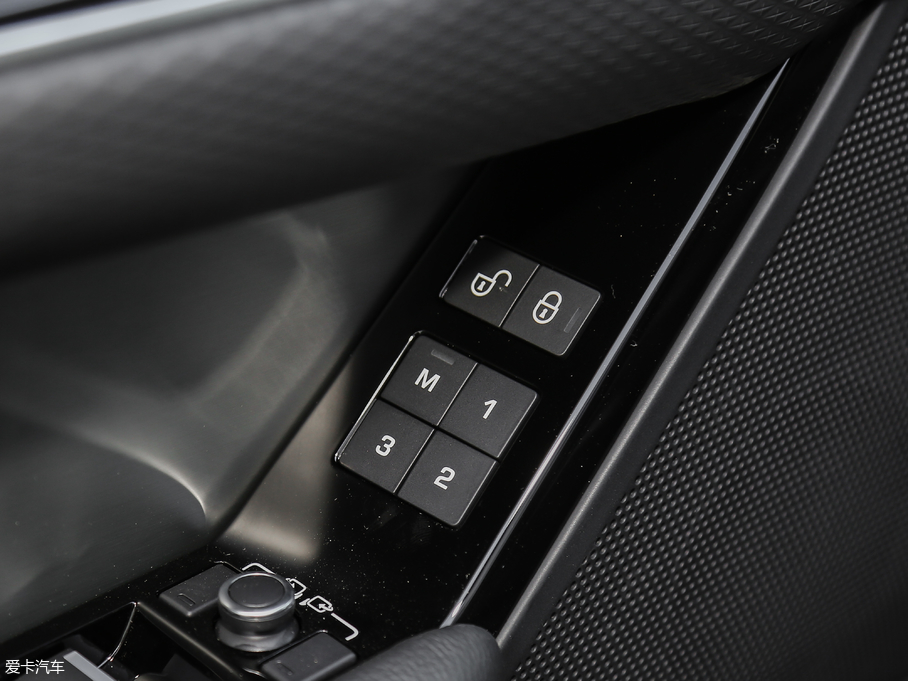 2018} P380 R-DYNAMIC S