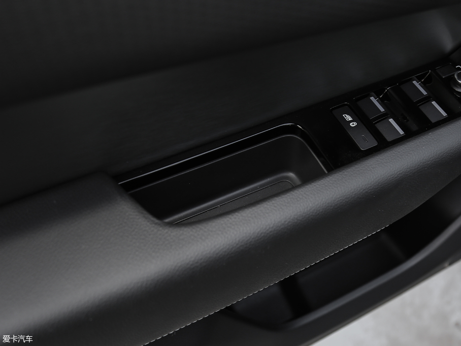 2018} P380 R-DYNAMIC S