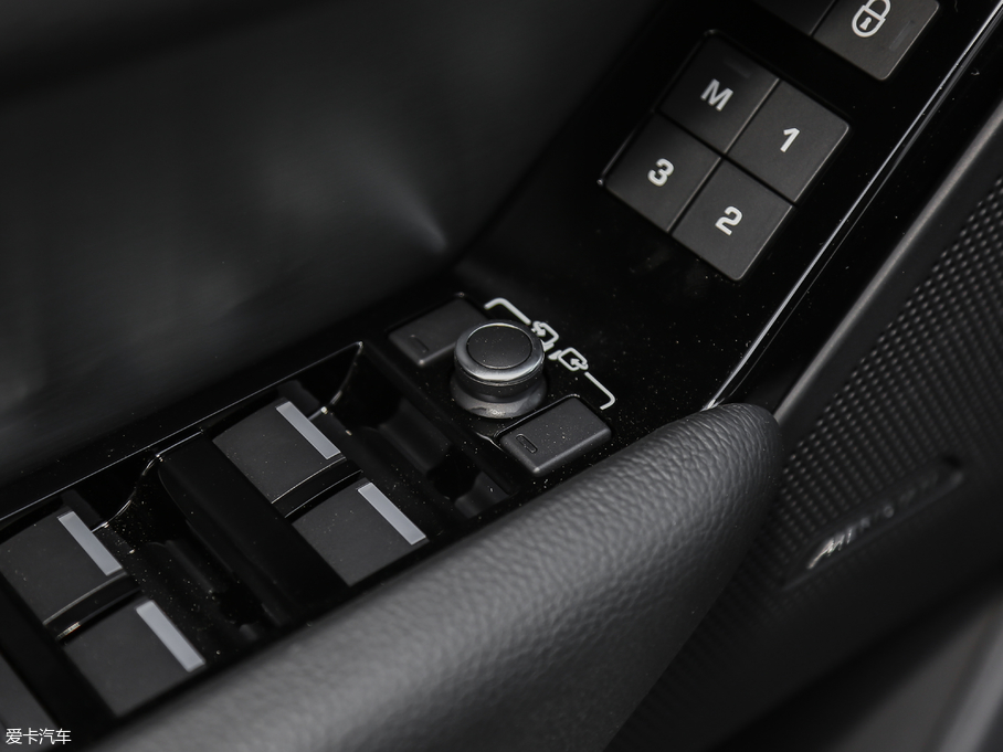 2018} P380 R-DYNAMIC S