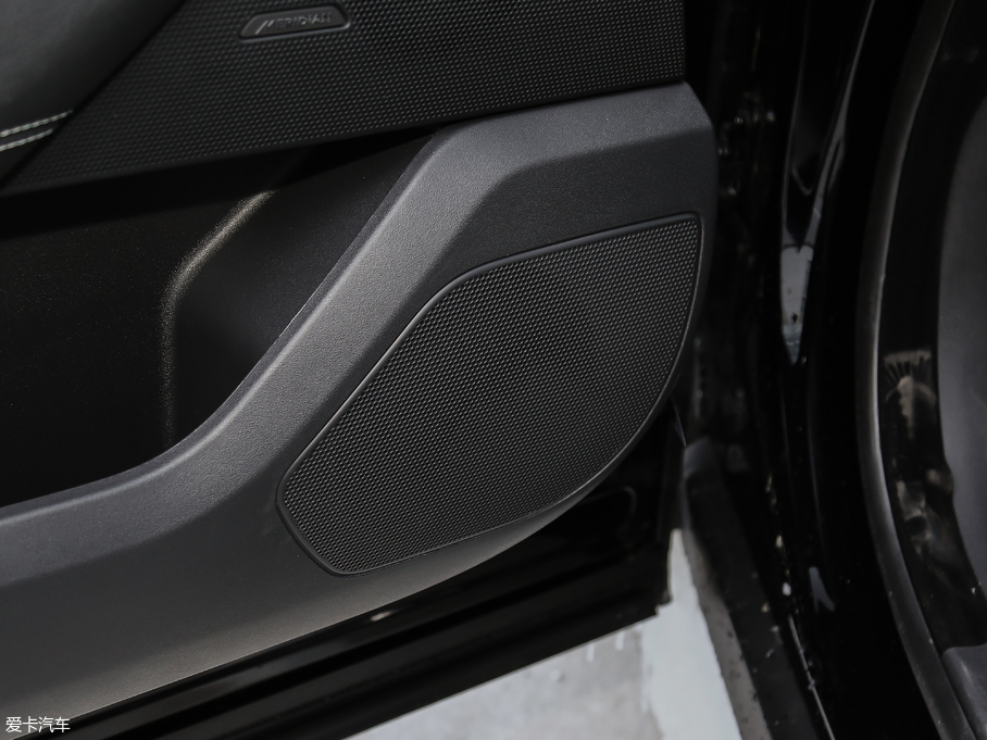 2018} P380 R-DYNAMIC S