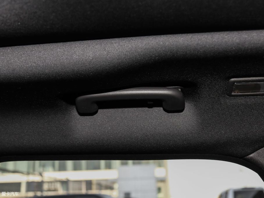 2018} P380 R-DYNAMIC S