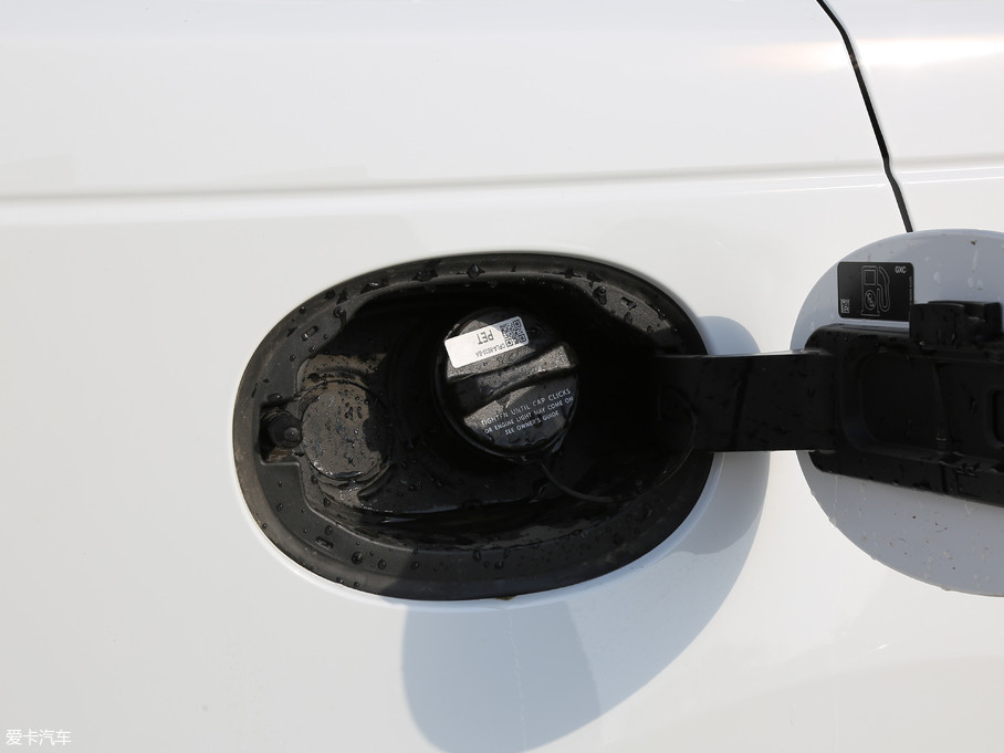 2018} P380 R-DYNAMIC SE