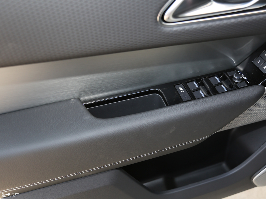 2018} P380 R-DYNAMIC SE