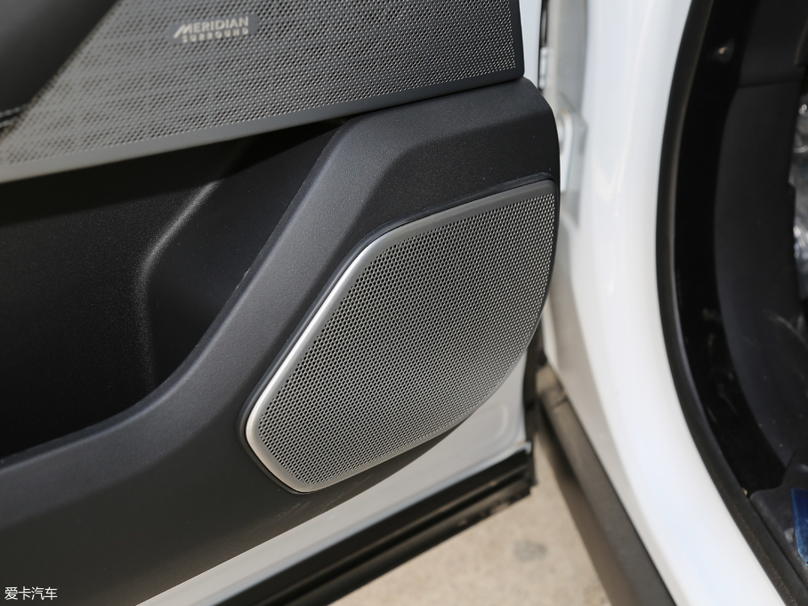 2018} P380 R-DYNAMIC SE