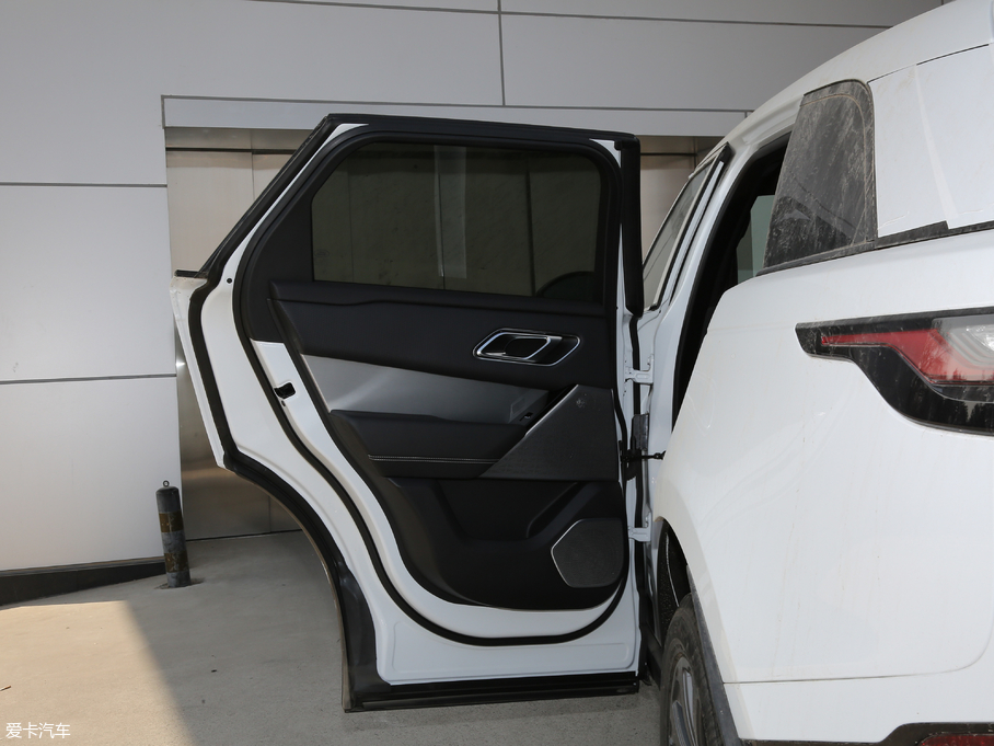 2018} P380 R-DYNAMIC SE