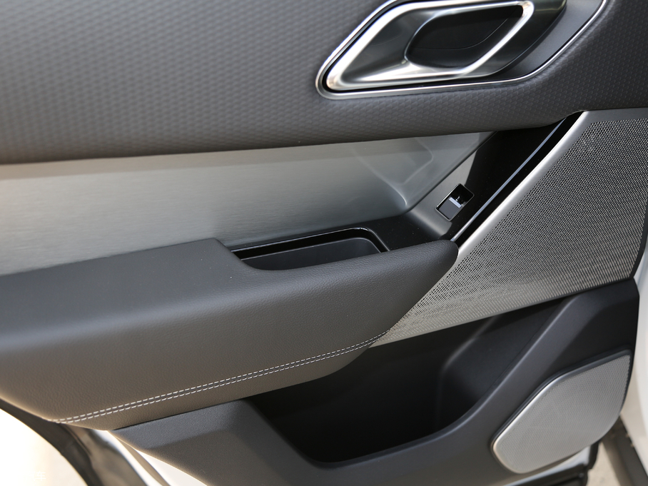 2018} P380 R-DYNAMIC SE