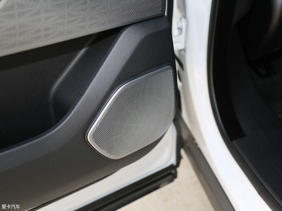 2018} P380 R-DYNAMIC SE