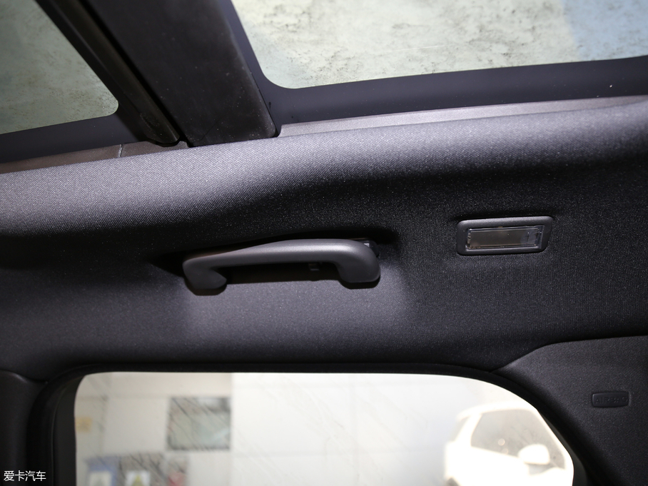 2018} P380 R-DYNAMIC SE