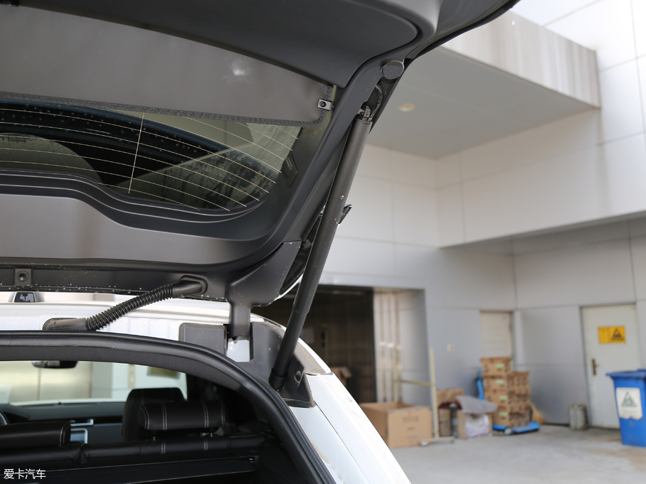 2018} P380 R-DYNAMIC SE