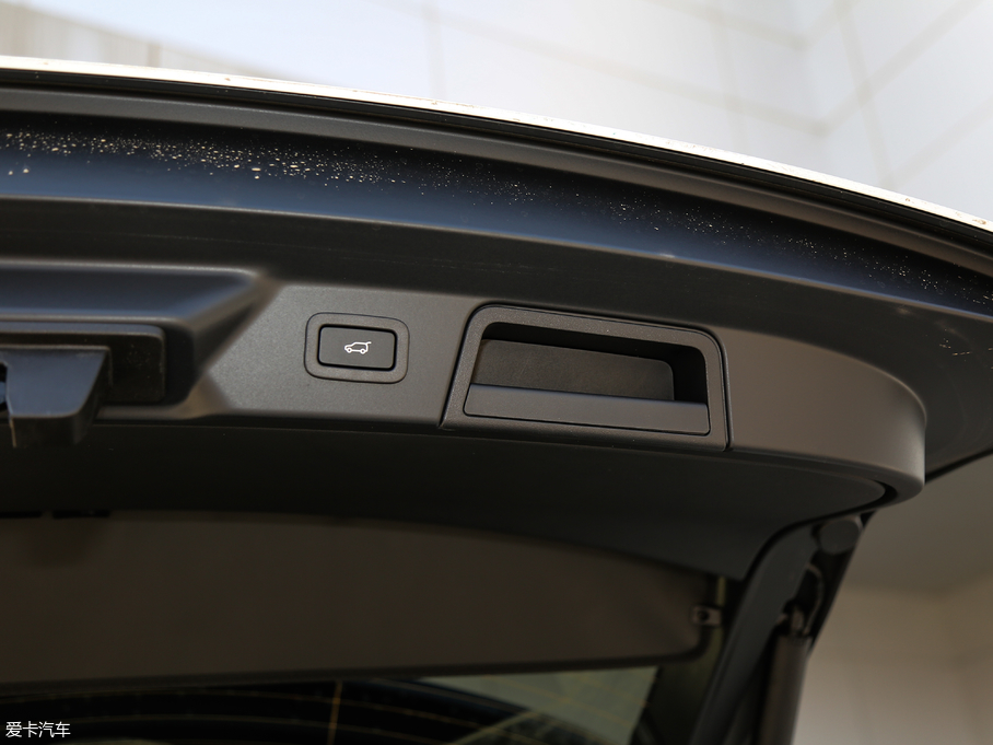 2018} P380 R-DYNAMIC SE