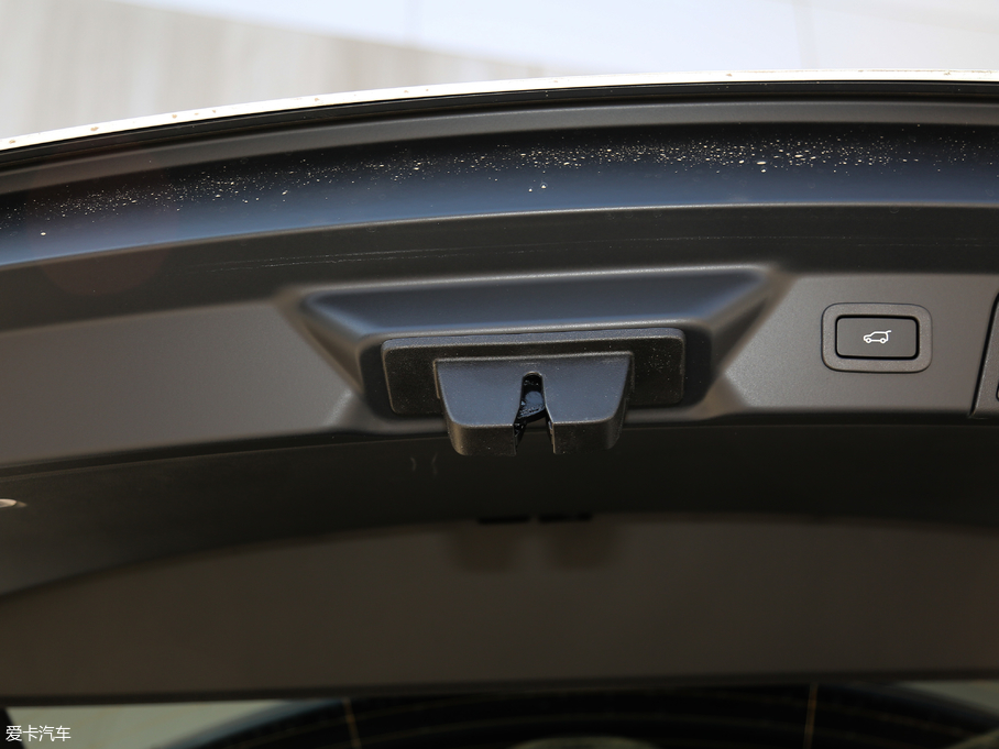 2018} P380 R-DYNAMIC SE