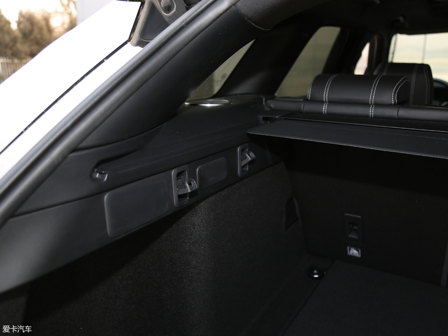 2018} P380 R-DYNAMIC SE