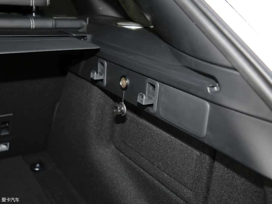 2018} P380 R-DYNAMIC SE