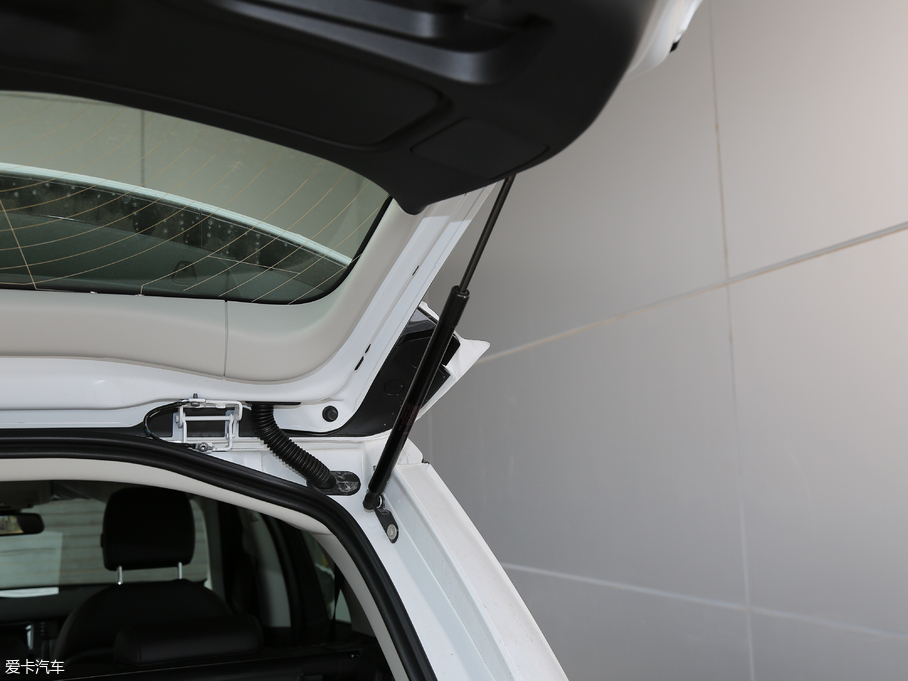 2018} P380 R-DYNAMIC SE