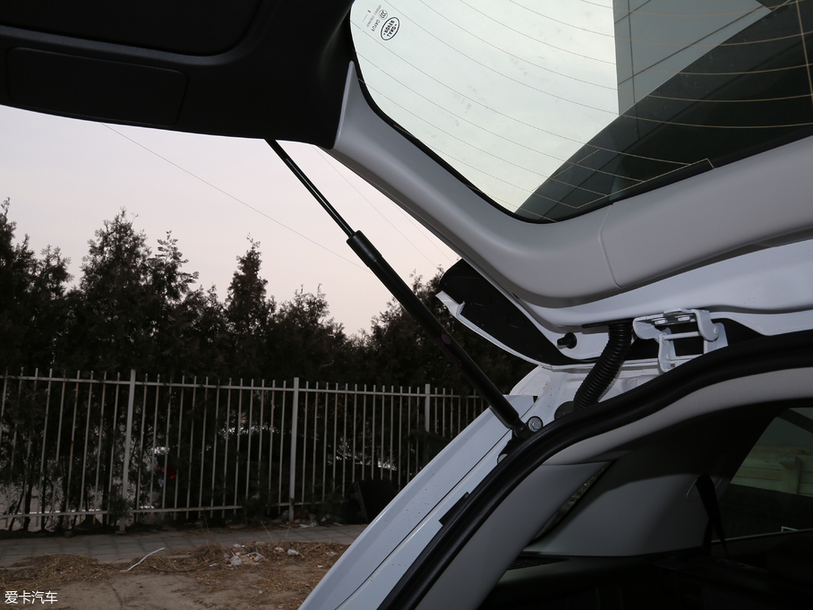 2018} P380 R-DYNAMIC SE