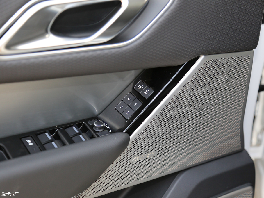 2018} P380 R-DYNAMIC SE