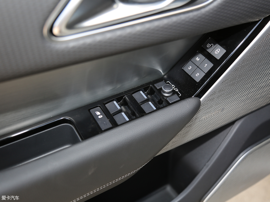 2018} P380 R-DYNAMIC SE