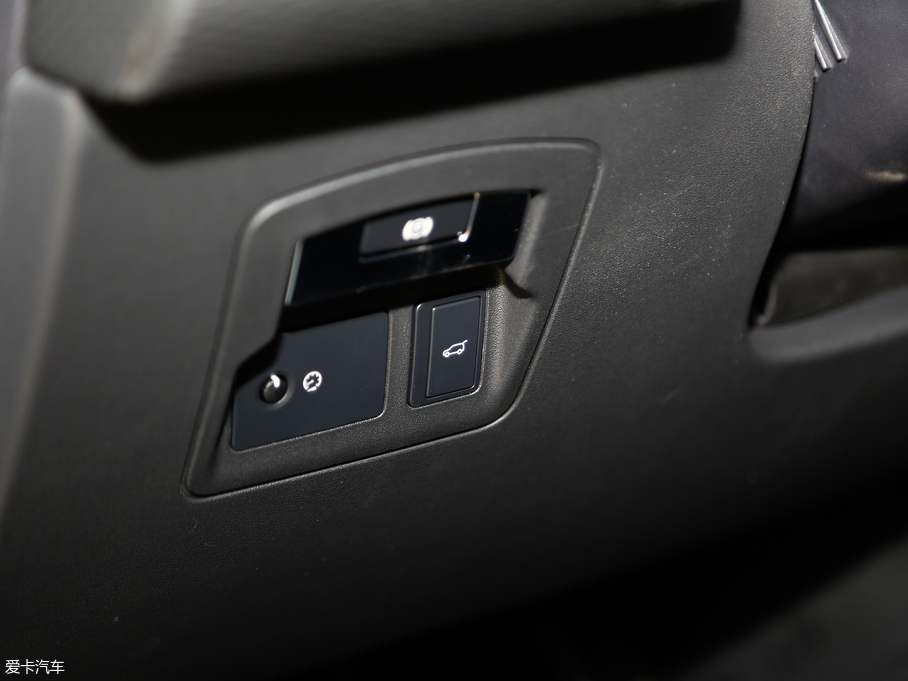 2018} P380 R-DYNAMIC SE