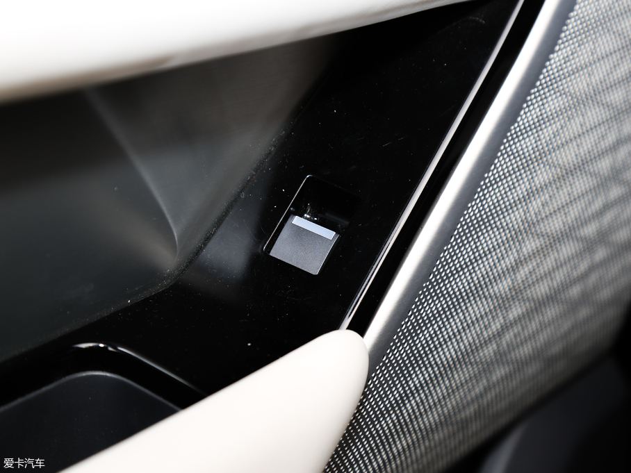 2018} P380 R-DYNAMIC HSE