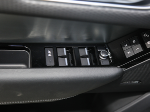 2018P300 S R-DYNAMIC {܇ƅ^	