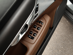 2020款T5 AWD 智尊版 主驾车窗控制区	