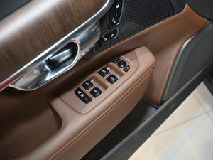 2021款B5 AWD 智远版 主驾车窗控制区	