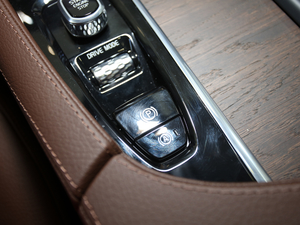 2021款B5 AWD 智远版 驻车制动器