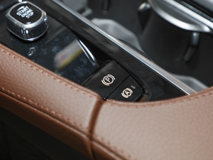 2022款B5 AWD 智远版 驻车制动器