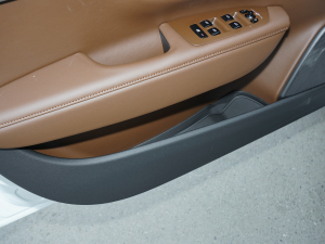 2022款B5 AWD 智尊版 前门储物空间