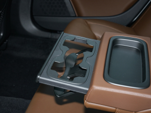 2022款B5 AWD 智尊版 后排中央扶手功能