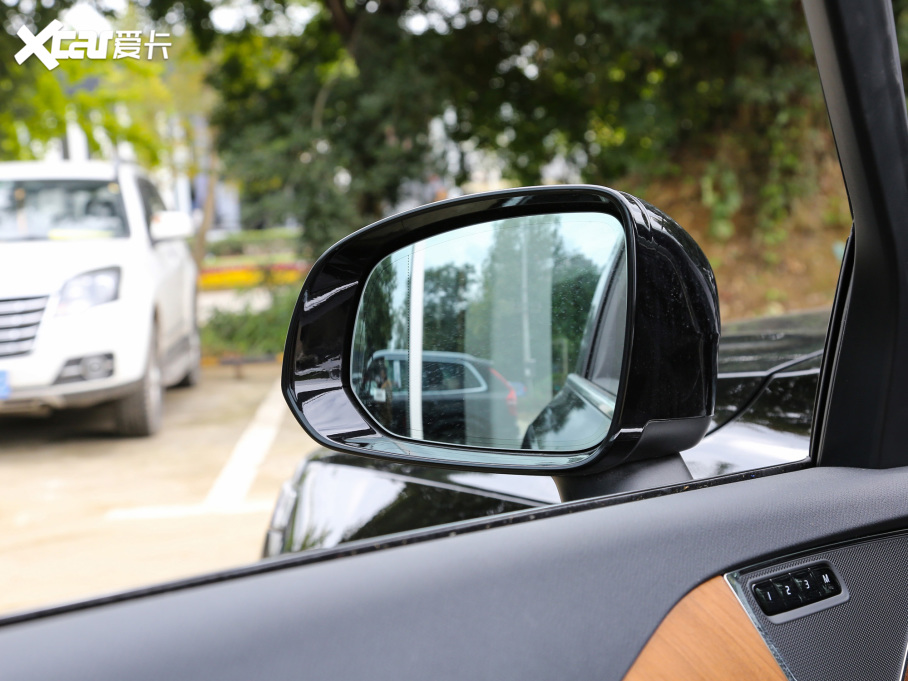 2022���֠���XC90 B5 ���к��A�� 5��