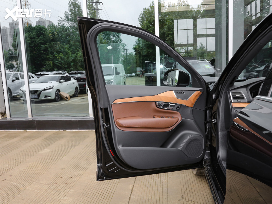 2022���֠���XC90 B5 ���к��A�� 5��