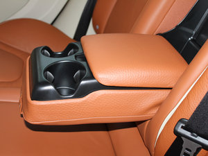 2012款2.0T T5 两驱智雅版 后排中央扶手