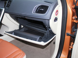 2012款2.0T T5 两驱智雅版 手套箱