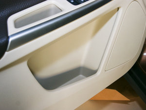 2011款2.0T 智尊版 前门储物空间