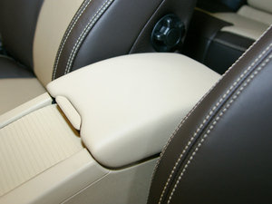 2011款2.0T 智尊版 中央扶手箱